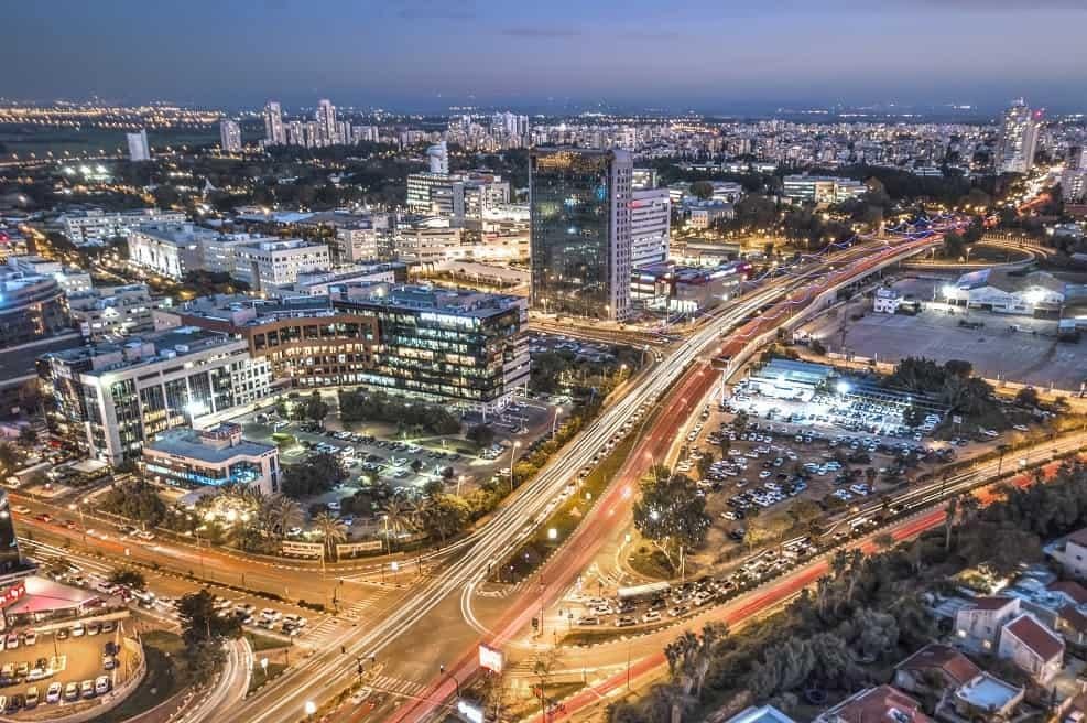 נוף לילי של בנייני מגורים בקריית ביאליק בצפון ישראל