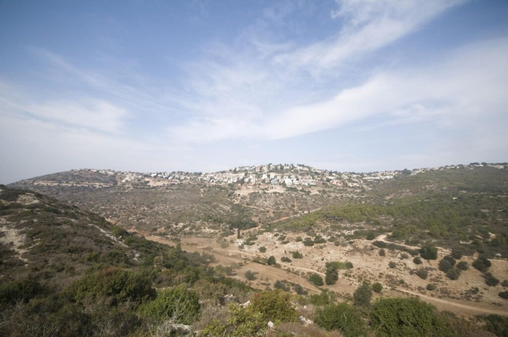 טירת כרמל נוף מהרי הכרמל אל העיר באור יום