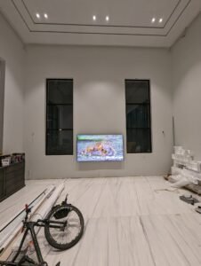 טלוויזיה-100 אינץ' על זרוע עם קיר בטון בקרית חיים בסלון