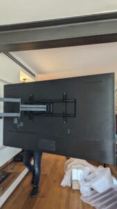 התקנת מסך טלוויזיה גדול על זרוע בקרית מוצקין, קרית חיים וקרית שמואל - עבודה בטיחותית ומקצועית