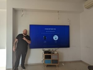מתקין טלוויזיה בצפון, עכו, נהריה ובוסתן הגליל - התקנת מסך גדול על קיר מעוצב בקו נקי