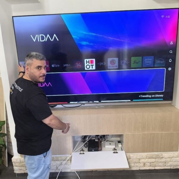 התקנת טלוויזיה בתוך נישת גבס קיר גבס בסלון דירה בחיפה, כולל זרוע מפרקית והסתרת כבלים מקצועית בקרית אתא.