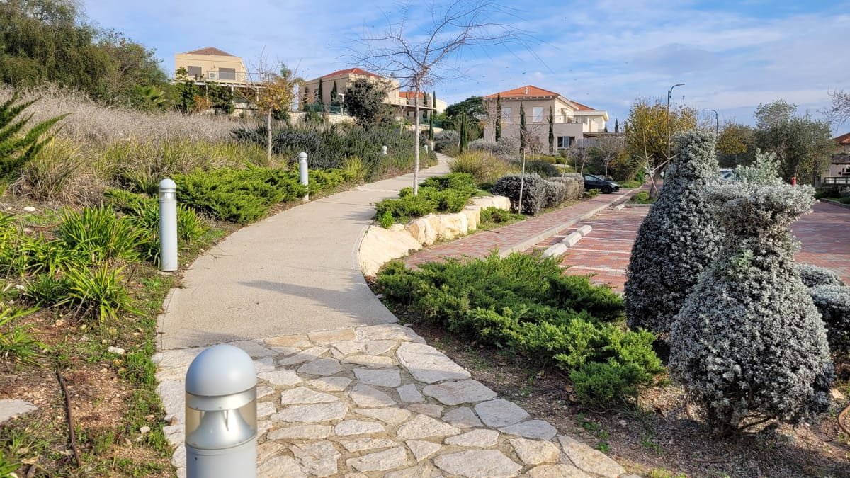 עדי שביל ירוק פסטורלי המוביל לבתי מגורים ביישוב כפרי