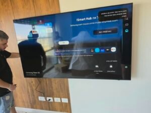 מתקין טלוויזיה בבוסתן הגליל ועכו - התקנת מסך בסלון יוקרתי עם תקרה גבוהה וחלונות רחבים