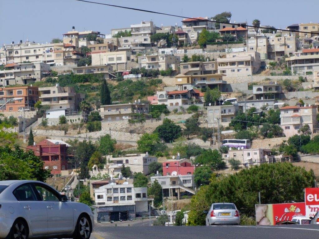 עספיא נוף הררי עם בנייני מגורים על מדרון ההר