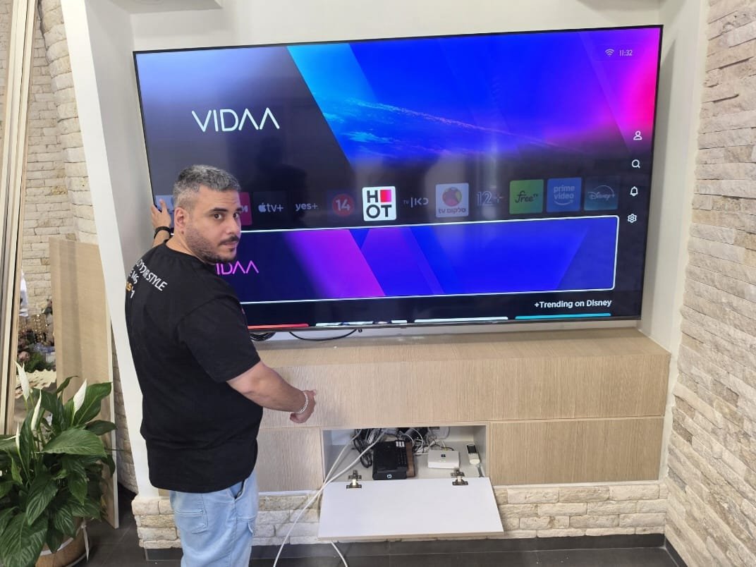 התקנת טלוויזיה 75 אינץ' עם זרוע בנישת גבס וקיר גבס בקרית מוצקין