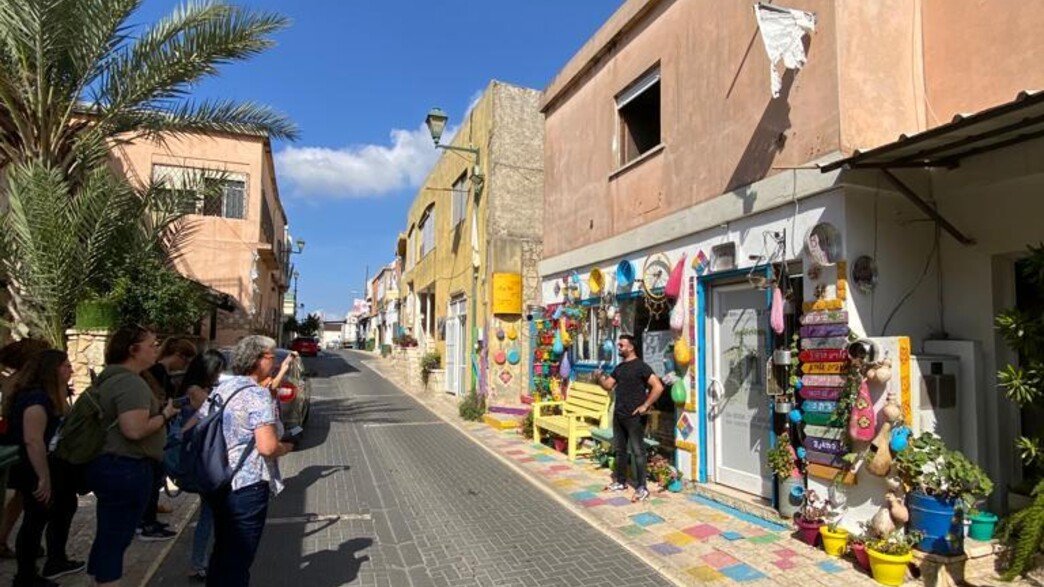 דלית אל כרמל אזור עירוני עם חנויות רחוב ומבנים מסחריים
