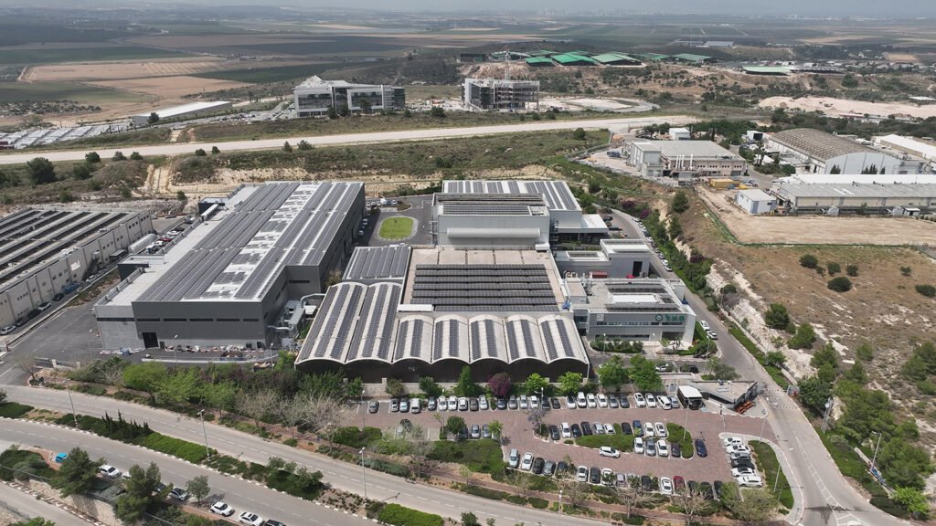 צילום אווירי של פארק תעשיות בר לב המציג מבני מפעלים ומשרדים מודרניים בפריסה רחבה, כבישי גישה סלולים וסביבה מטופחת.