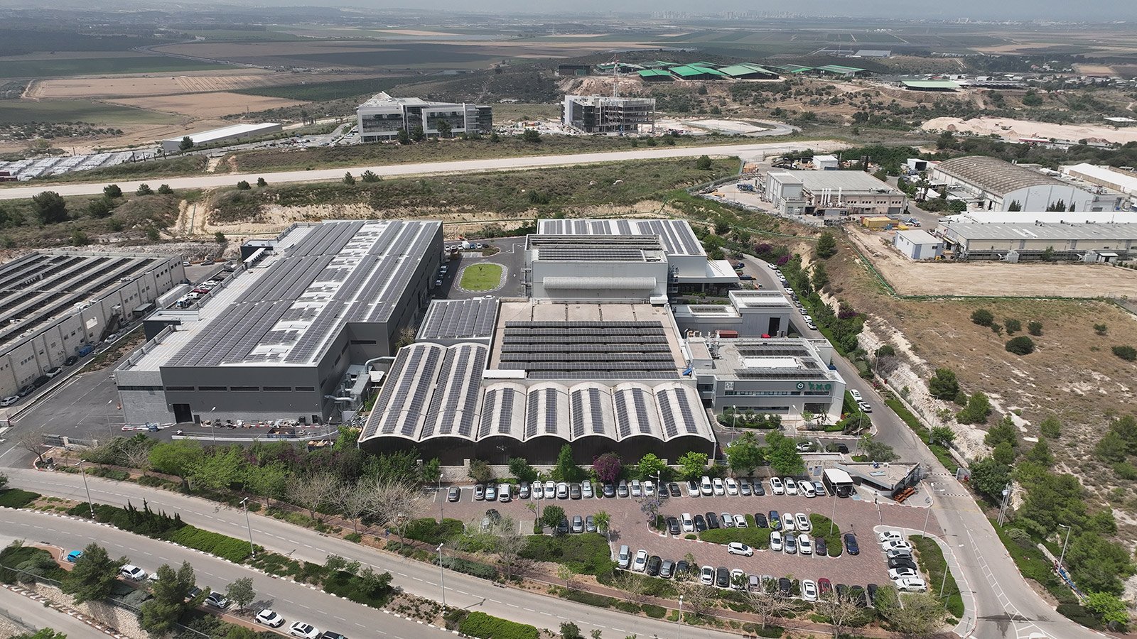צילום אווירי של פארק תעשיות בר לב המציג מבני מפעלים ומשרדים מודרניים בפריסה רחבה, כבישי גישה סלולים וסביבה מטופחת.