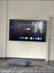 התקנת טלוויזיה 85 אינץ' על קיר מעוצב בבית בנשר, מתקין טלוויזיות מוסמך באזור נהריה והסביבה