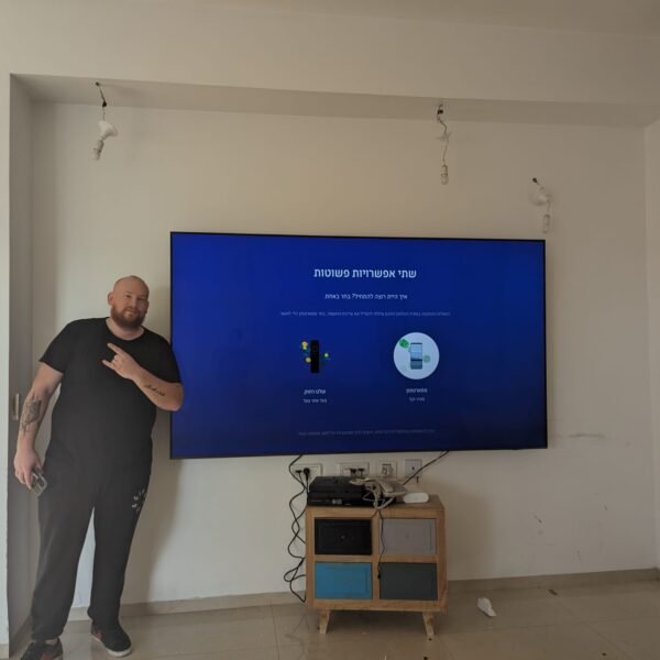 מתקין טלוויזיה מקצועי בקרית ביאליק, התקנה על קיר סלון עם הסתרת כבלים - רויאל סקרין
