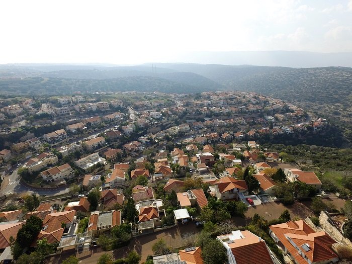 נופית מבט על בתי היישוב מלמעלה עם נוף ירוק