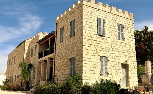 דלית אל כרמל בניין אבן בסגנון טירה עם אדריכלות ייחודית