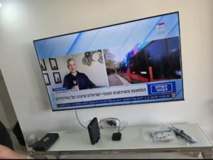 התקנת טלוויזיה מעל מזנון בדירה בקרית ביאליק, שירות מתקין מסכים מקצועי בקרית מוצקין כולל פילוס ועיגון בטוח.