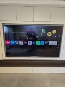 מתקין טלוויזיה מקצועי בקרית אתא וקרית מוצקין - התקנת מסך גדול על זרוע מתכווננת מסיבית