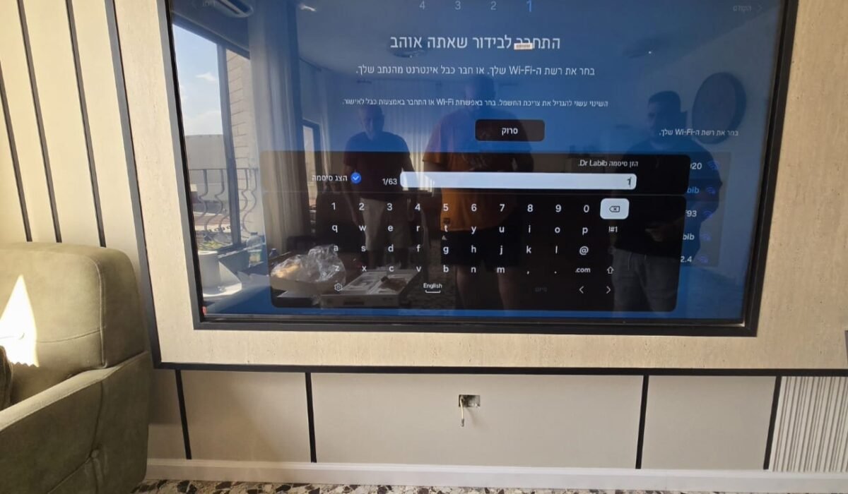 מתקין טלוויזיה בקריות - התקנה מדויקת בקו אפס בתוך נישה עץ