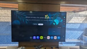 התקנת טלוויזיה ענקית 100 אינץ' בווילה יוקרתית בנהריה עם נוף פנורמי לבריכה.