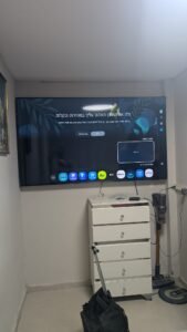 התקנת מסך 85 אינץ' בחדר שינה, עבודה מקצועית ומדויקת בקרית חיים.