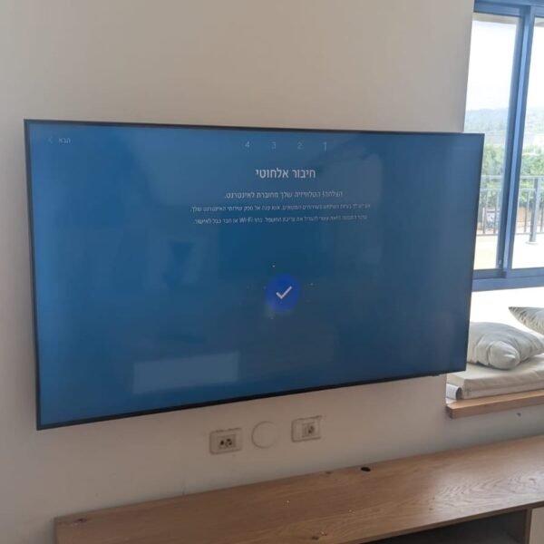 טלוויזיה חדשה מותקנת על הקיר לאחר סידור כבלים מוסתר
