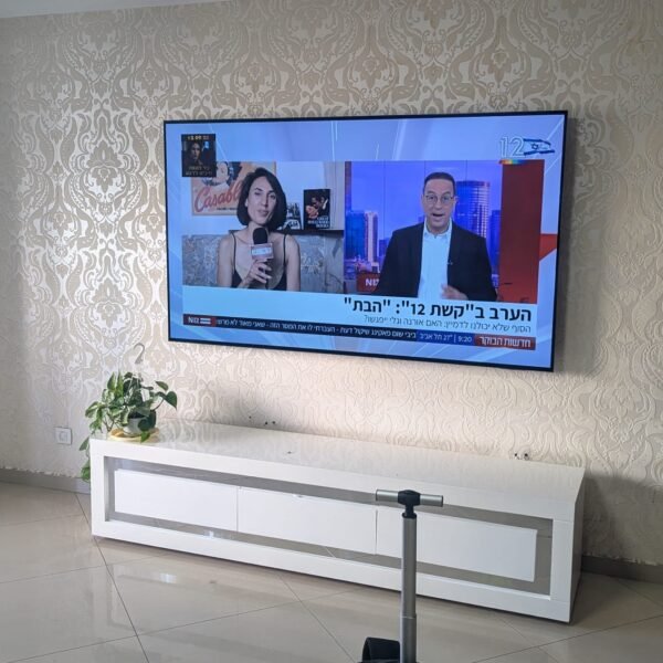 טלוויזיה תלויה על קיר בסלון בגובה צפייה נוח ואופטימלי