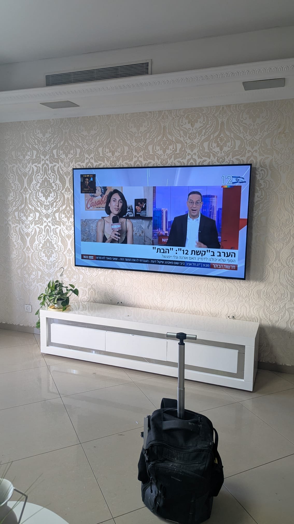 Read more about the article טלוויזיה 85 אינץ' על מתקן צמוד קיר וקיר גבס עם טפט בסלון בקרית חיים