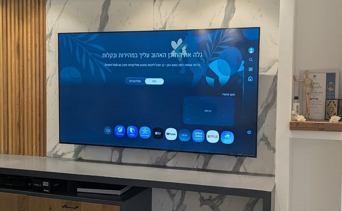 טלוויזיה 70 אינץ מותקנת על זרוע מפרקית עם חיפוי שיש בטירת הכרמל
